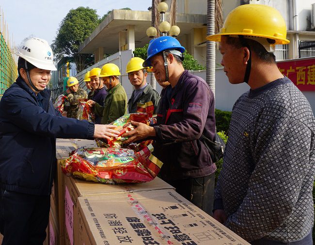 （修圖）為一線工人發(fā)放慰問品。謝微旋 攝_副本.jpg