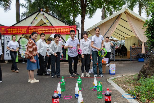 套圈現(xiàn)場(chǎng)。郭奎君 攝.jpg